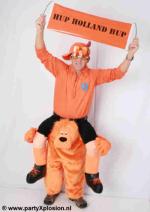 Oranje supporter op oranje leeuw