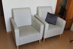 2 wit leren fauteuils