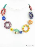 Gekleurde kralen ketting met ringen