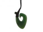 Groene jade Maori hanger in Hei Matau symbool
