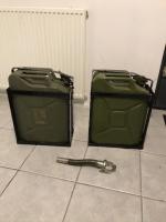 Jerrycanhouders en jerrycans met schenktuit