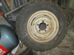 15 inch landrovervelg zit nu 6.70 x 15 band op