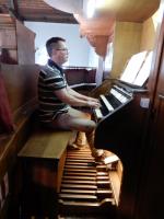 Organist voor een kerkdienst